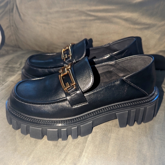 SOLD Black Loafers w/ Gold Chain (size 7.5) - Picture 2 of 5